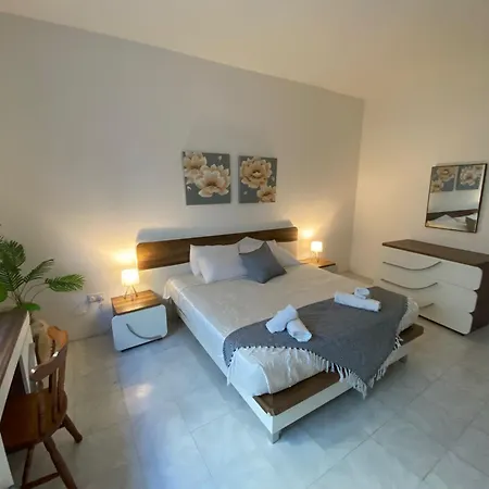 Bright And Spacious Double Room, Shared Bathroom
