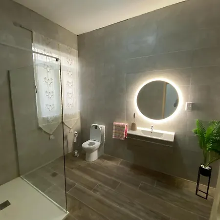 Bright And Spacious Double Room, Shared Bathroom *