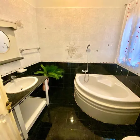 Bright And Spacious Double Room, Shared Bathroom *