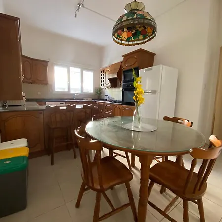 Bright And Spacious Double Room, Shared Bathroom * سانت جوليان
