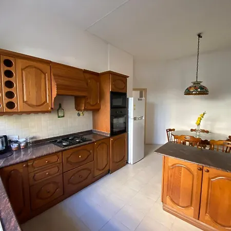 منزل للإقامة Bright And Spacious Double Room, Shared Bathroom
