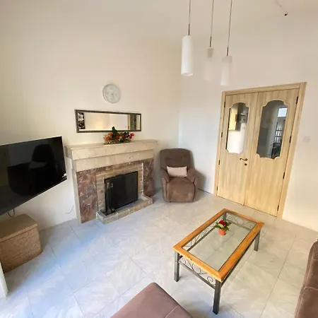 Bright And Spacious Double Room, Shared Bathroom Homestay szállás