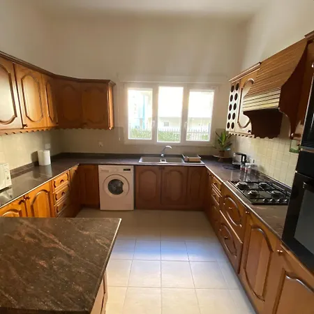 منزل للإقامة Bright And Spacious Double Room, Shared Bathroom
