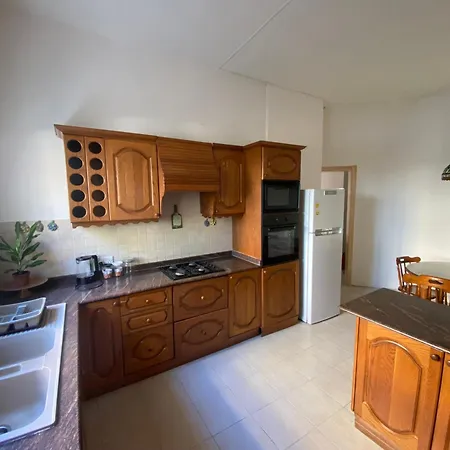 Bright And Spacious Double Room, Shared Bathroom Homestay szállás