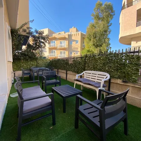 Bright And Spacious Double Room, Shared Bathroom