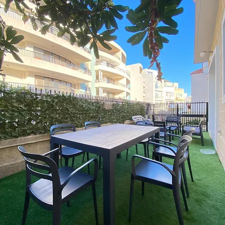 Homestay szállás Bright And Spacious Double Room, Shared Bathroom San Ġiljan