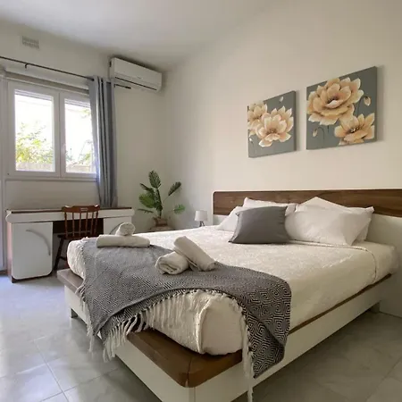 Privat bolig Bright And Spacious Double Room, Shared Bathroom Saint Julian's