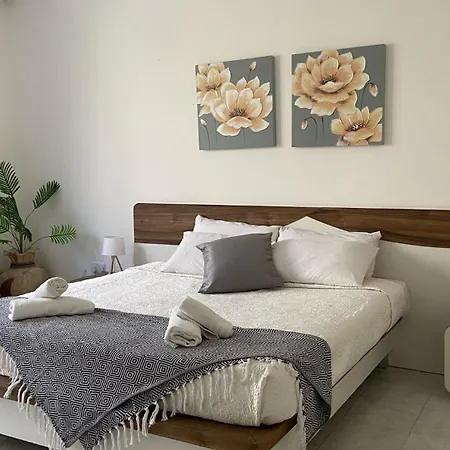 Bright And Spacious Double Room, Shared Bathroom בית אירוח