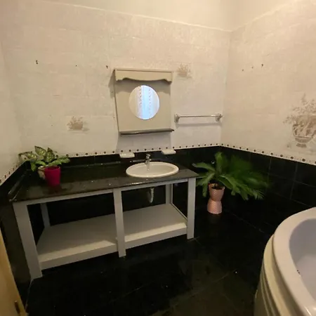 בית אירוח Bright And Spacious Double Room, Shared Bathroom