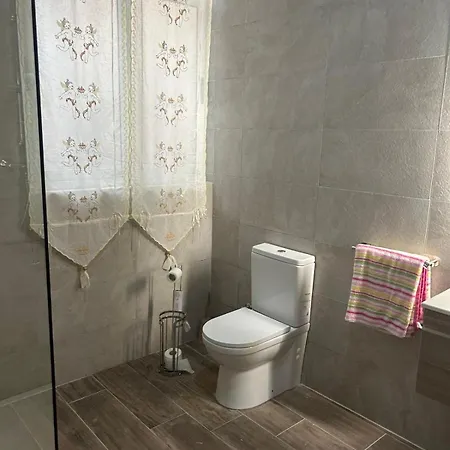 Bright And Spacious Double Room, Shared Bathroom בית אירוח *