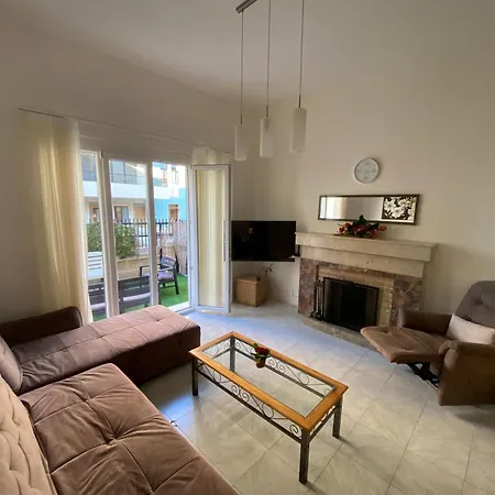 בית אירוח Bright And Spacious Double Room, Shared Bathroom