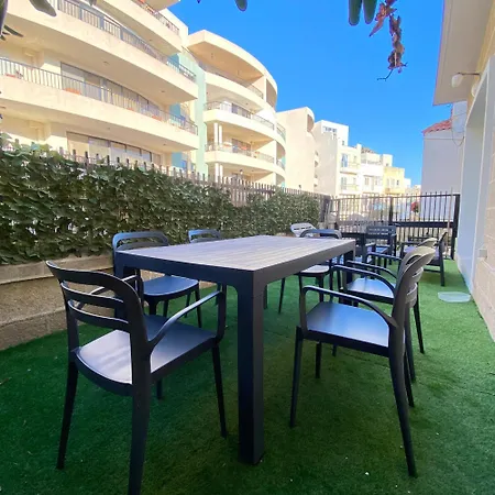 בית אירוח Bright And Spacious Double Room, Shared Bathroom Saint Julian's