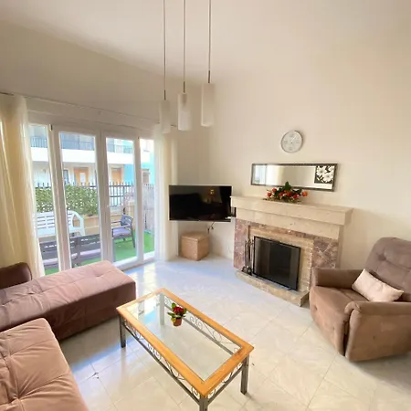 Bright And Spacious Double Room, Shared Bathroom *
