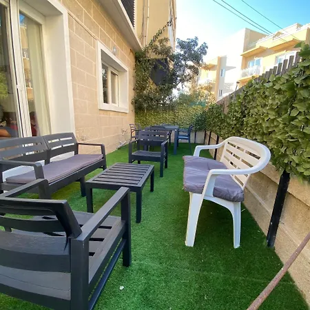 בית אירוח Bright And Spacious Double Room, Shared Bathroom Saint Julian's
